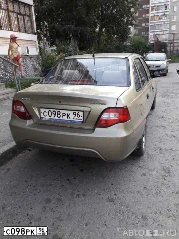 Фото автомобиля DAEWOO NEXIA, 2011 — госномер С098РК96. Цвет: БЕЖЕВО-СЕРЫЙ