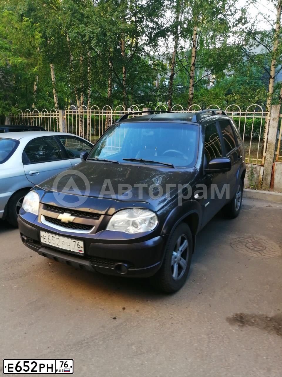 Фото автомобиля CHEVROLET NIVA, 2013 — госномер Е652РН76. Цвет: ТЕМНО-КОРИЧНЕВЫЙ