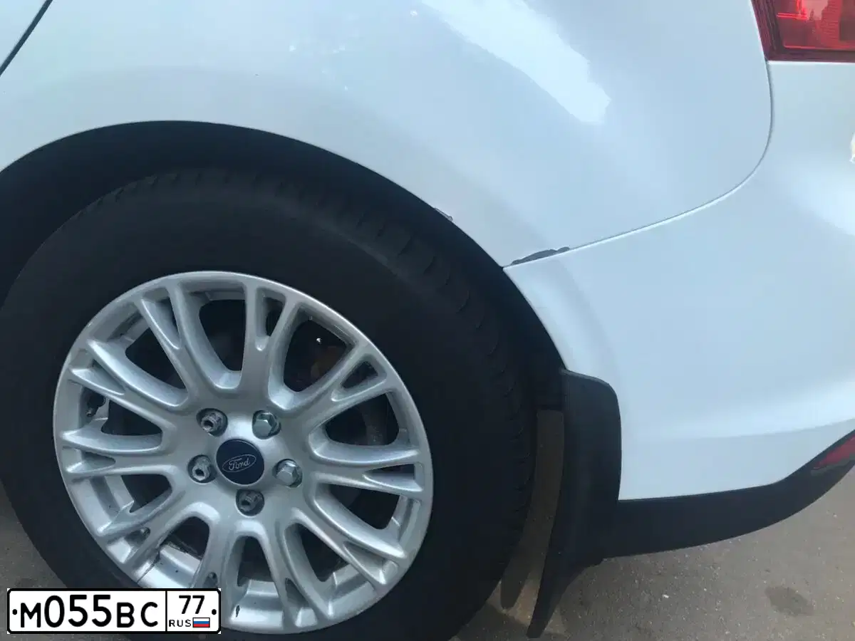 Фото автомобиля FORD FOCUS, 2013 — госномер М055ВС77. Цвет: Белый