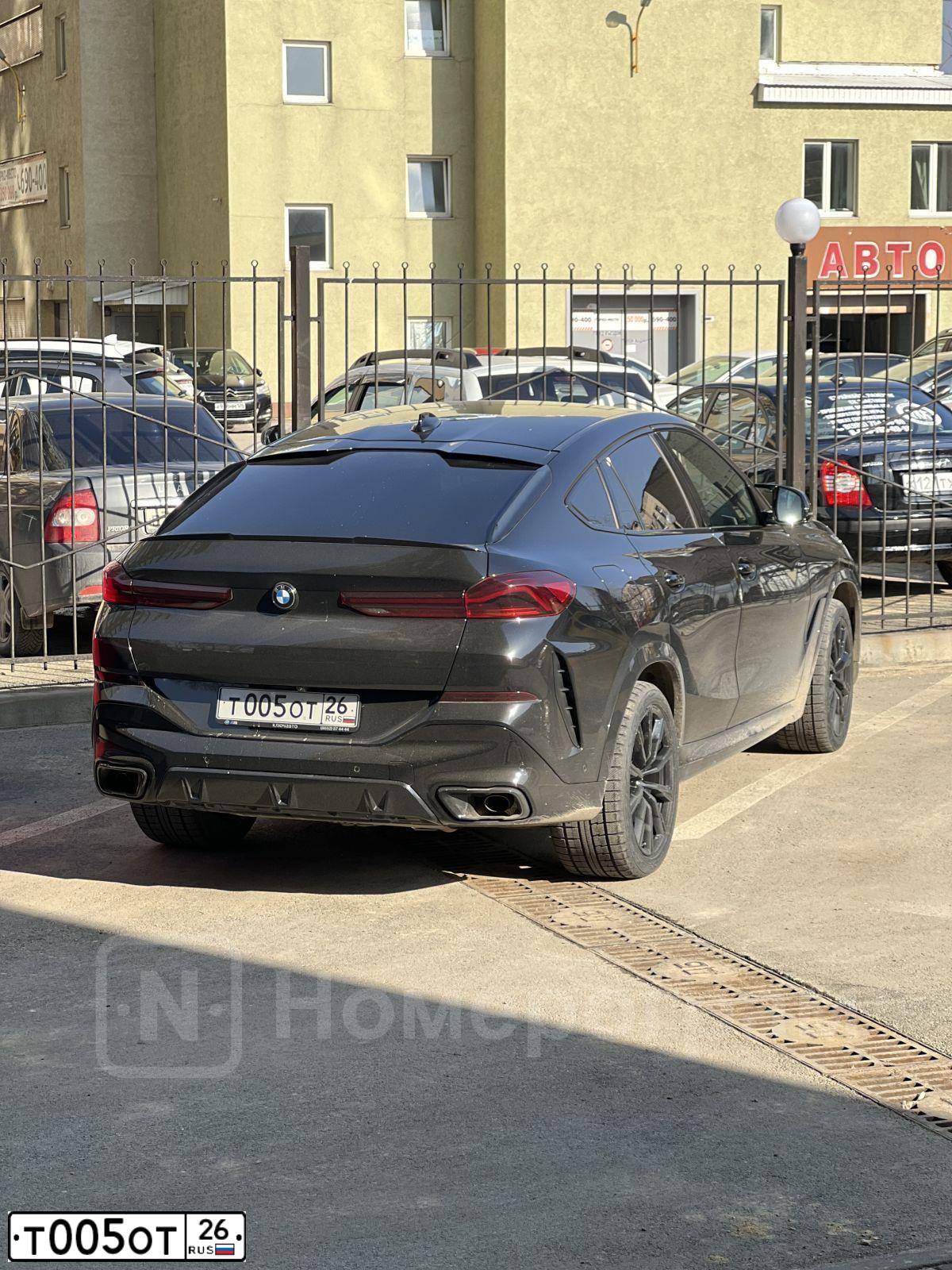 Фото автомобиля AUDI A6, 2004 — госномер Т005ОТ26. Цвет: БЕЛЫЙ (СЕРЕБРИСТЫЙ)