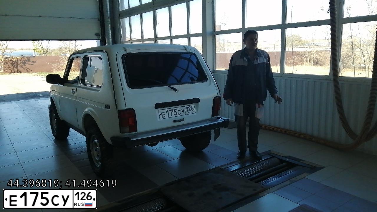 Фото автомобиля LADA 2121 NIVA, 1996 — госномер О030РН26. Цвет: Белый