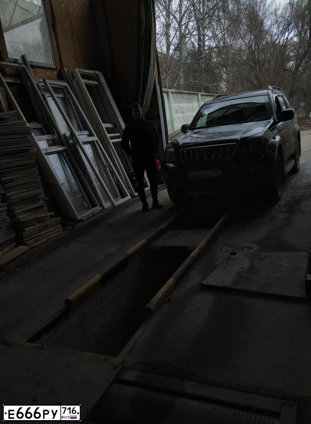 Фото автомобиля TOYOTA LANDCRUISER, 2005 — госномер Е666РУ716. Цвет: ЧЕРНЫЙ
