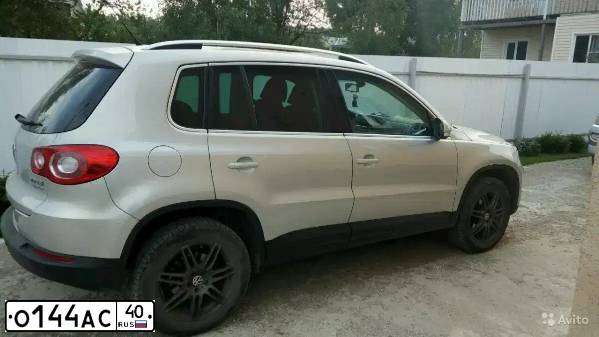 Фото автомобиля VOLKSWAGEN TIGUAN, 2011 — госномер О144АС40. Цвет: Серебристо-Желтый
