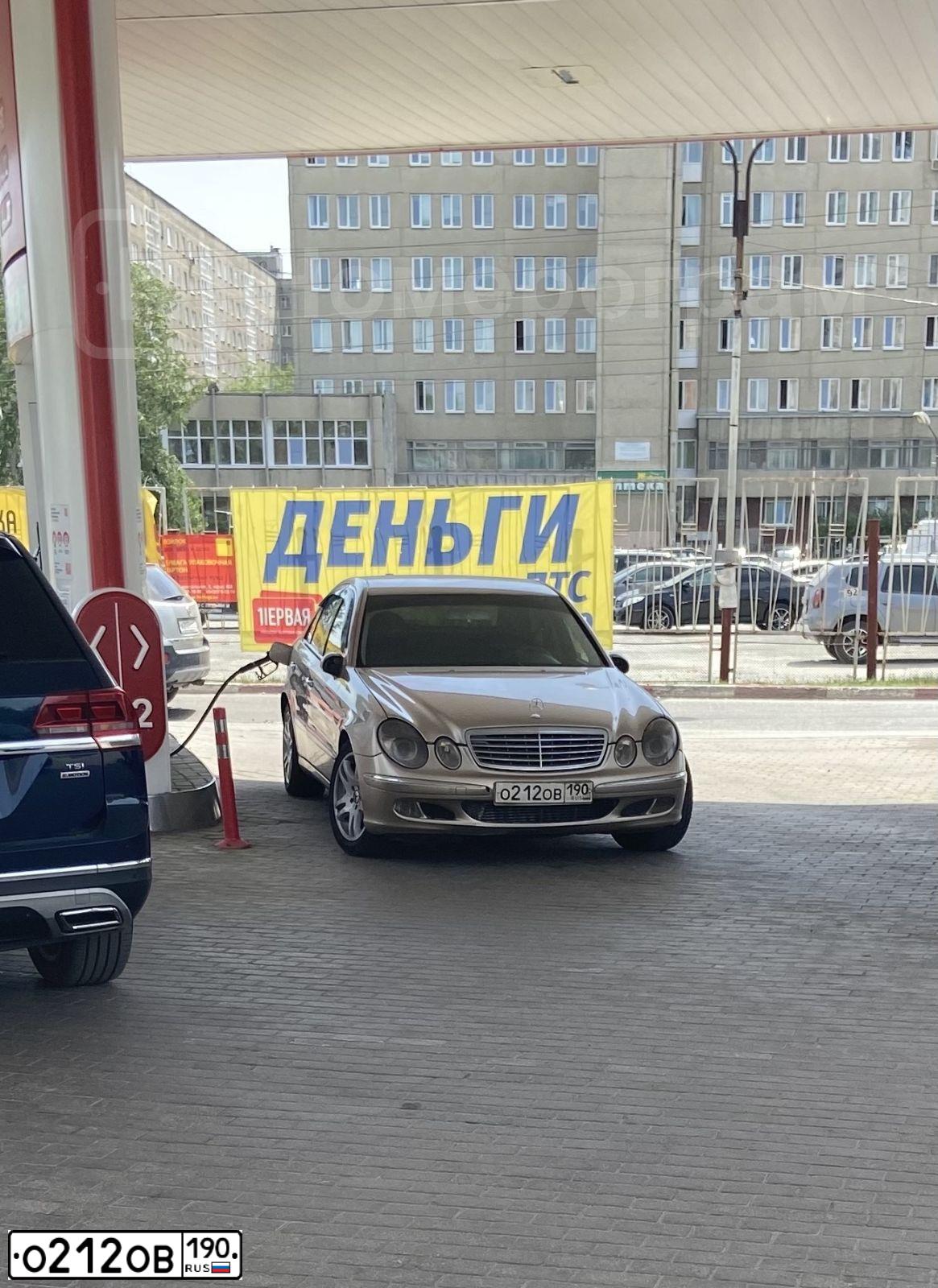 Фото автомобиля LADA 2121 NIVA, 2000 — госномер Е616ВР199. Цвет: Белый