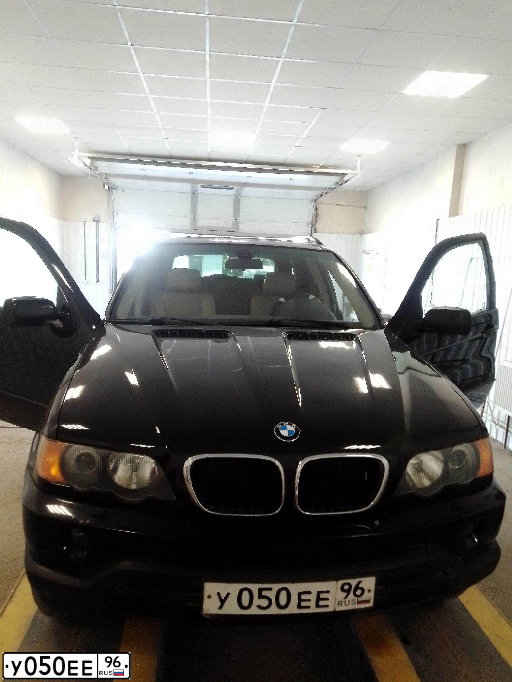 Фото автомобиля BMW X5, 2002 — госномер У050ЕЕ96. Цвет: ЧЕРНЫЙ