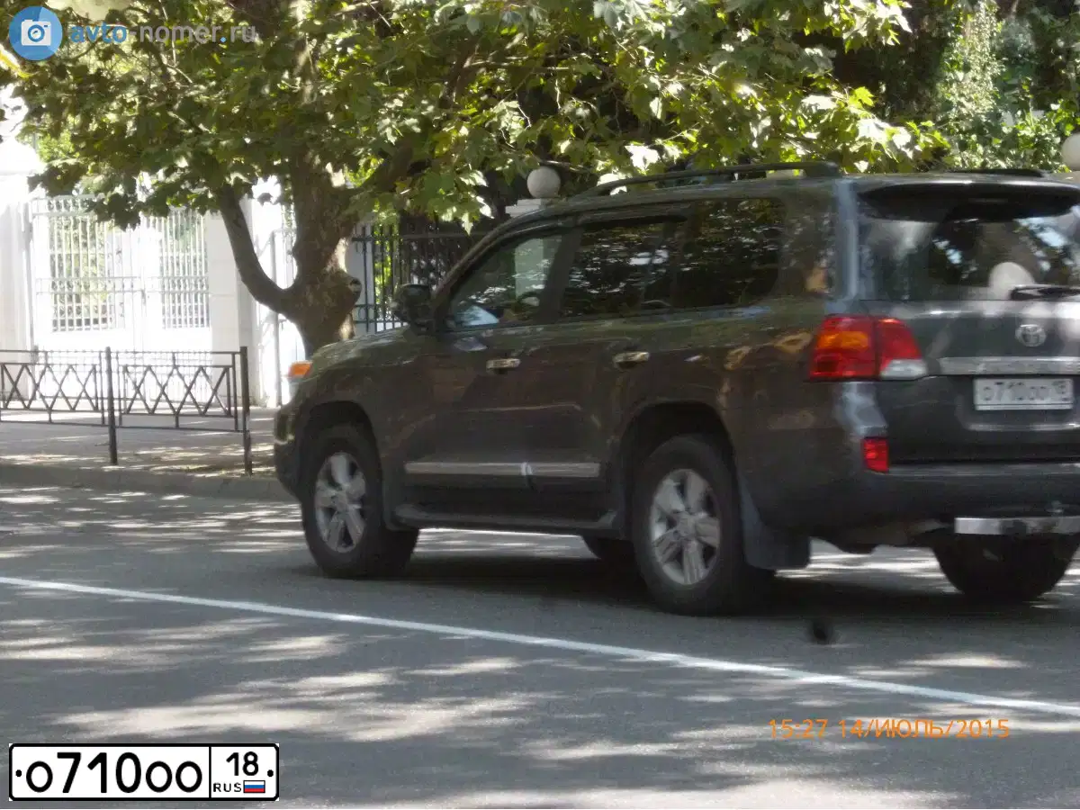 Фото автомобиля TOYOTA LANDCRUISER 200, 2013 — госномер О710ОО18. Цвет: Серый