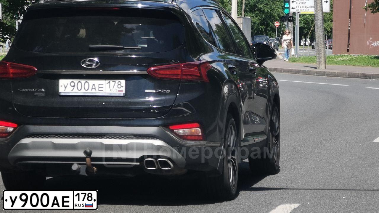 Фото автомобиля HYUNDAI SANTA FE, 2015 — госномер У900АЕ178. Цвет: Серебристый