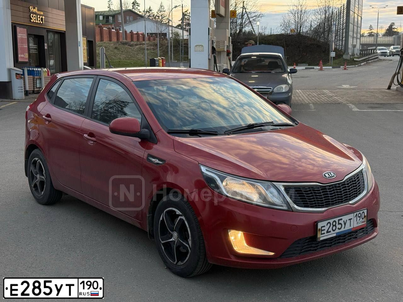 Фото автомобиля KIA RIO, 2012 — госномер Е285УТ190. Цвет: КРАСНЫЙ