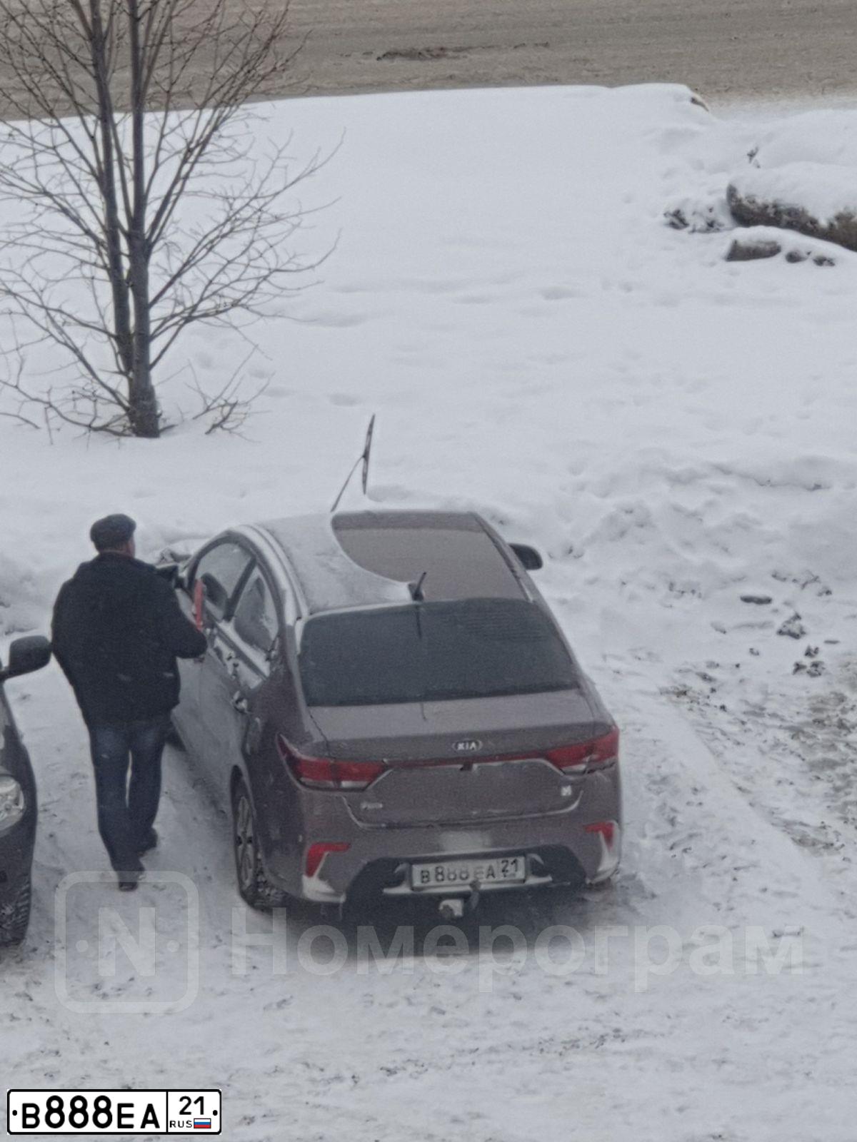 Фото автомобиля KIA RIO, 2013 — госномер К119ОА21. Цвет: СЕРЫЙ