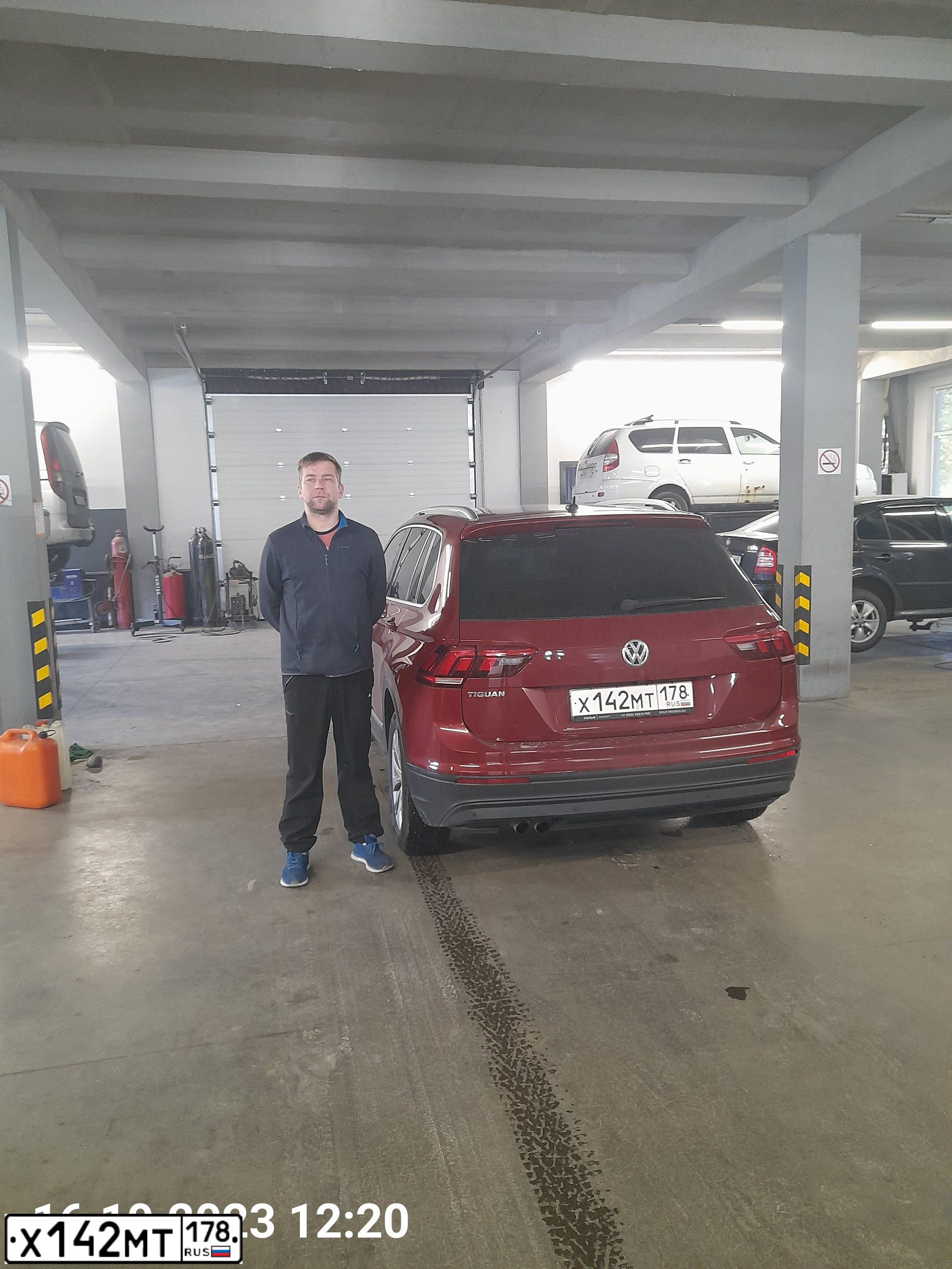 Фото автомобиля VOLKSWAGEN TIGUAN, 2017 — госномер К092КМ147. Цвет: ВИШНЕВЫЙ