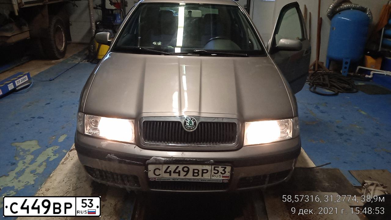 Фото автомобиля SKODA OCTAVIA, 2009 — госномер С449ВР53. Цвет: Серый