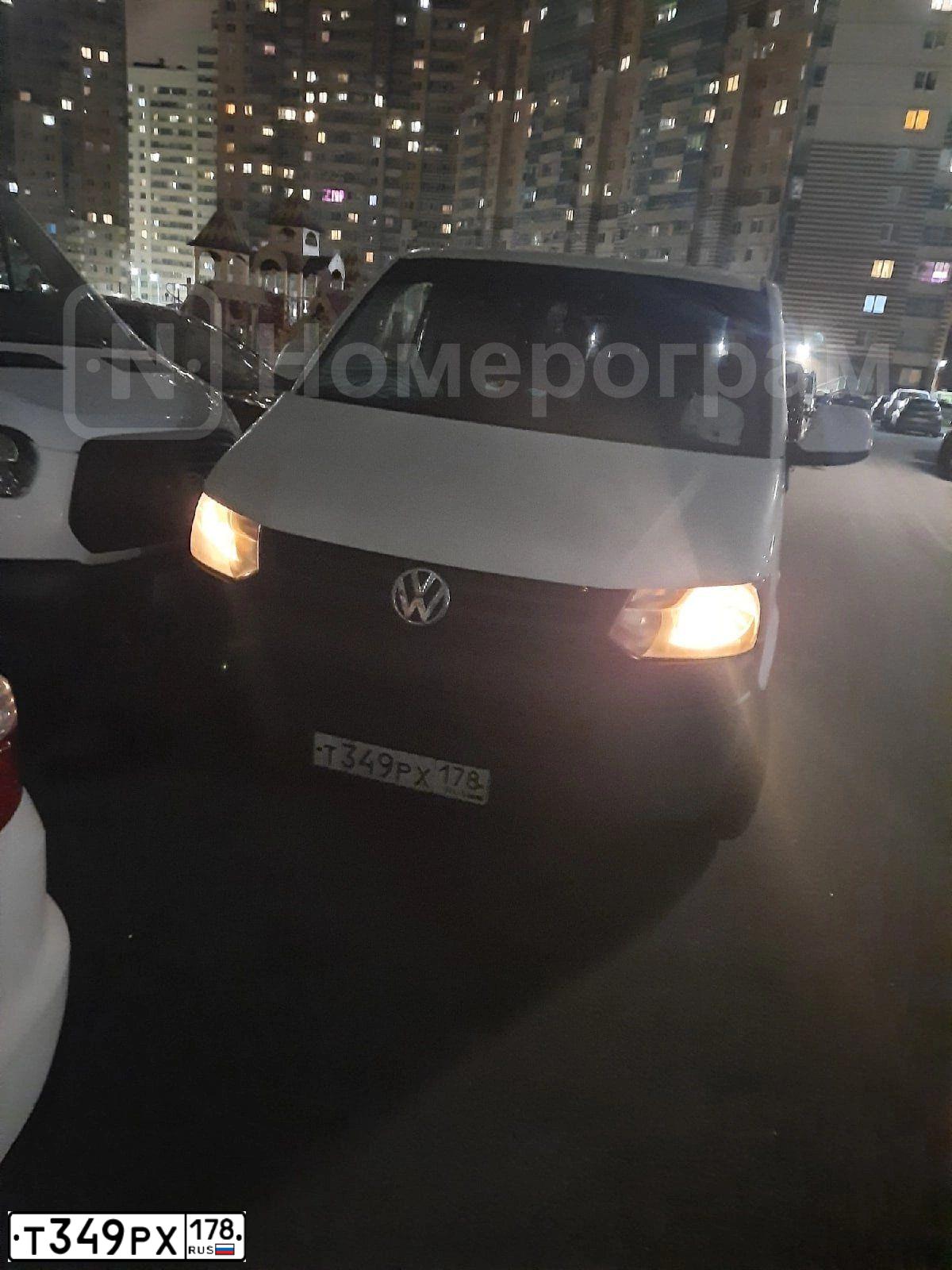 Фото автомобиля VOLKSWAGEN TRANSPORTER, 2010 — госномер Т349РХ178. Цвет: БЕЛЫЙ