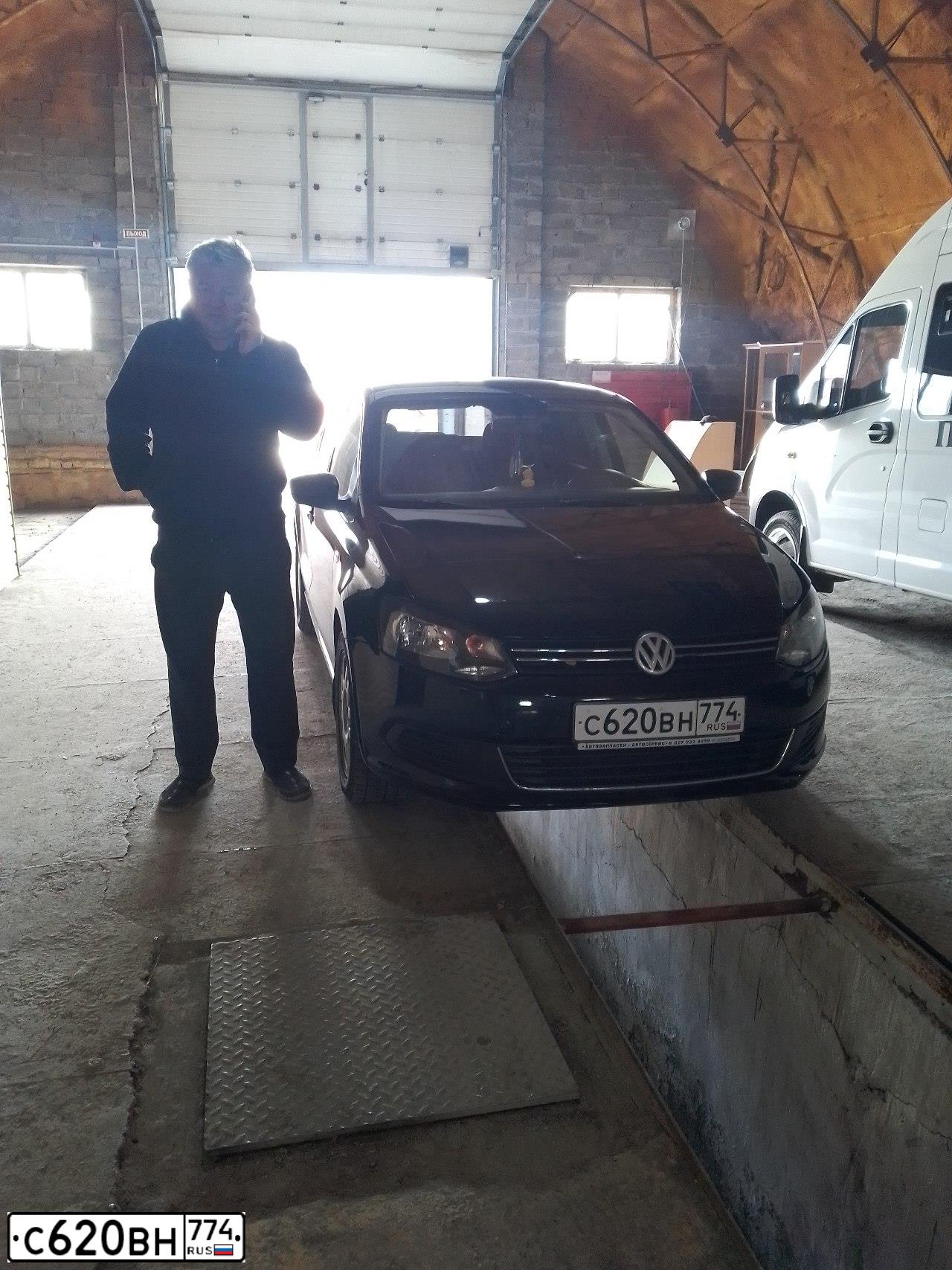 Фото автомобиля VOLKSWAGEN POLO, 2010 — госномер В497УВ702. Цвет: ЧЕРНЫЙ