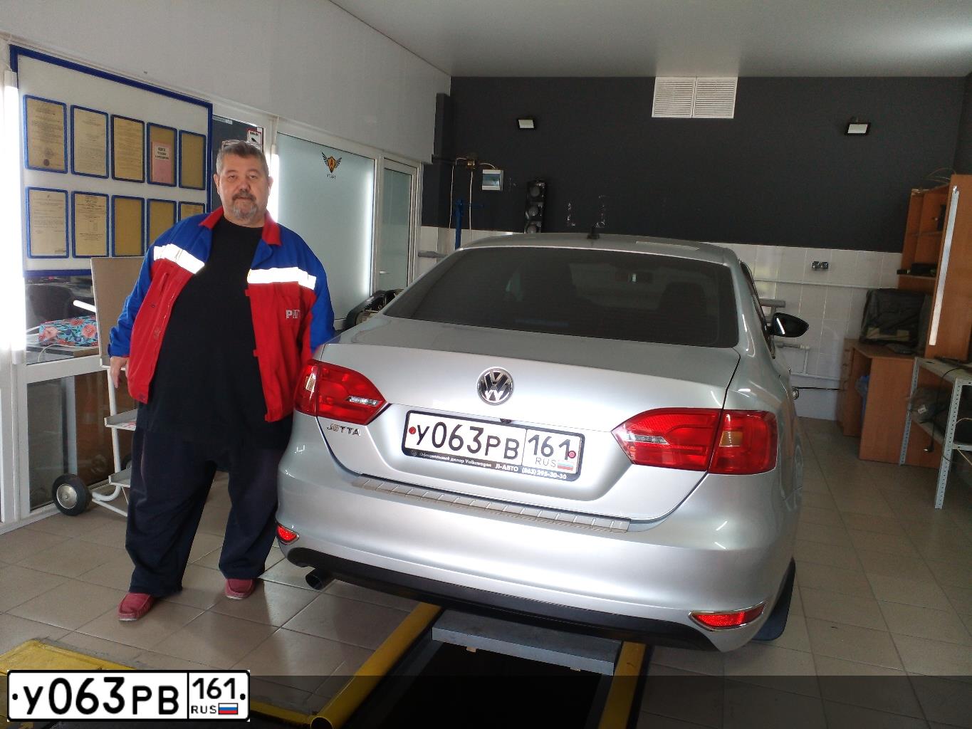 Фото автомобиля VOLKSWAGEN JETTA, 2012 — госномер У063РВ161. Цвет: СЕРЕБРИСТЫЙ