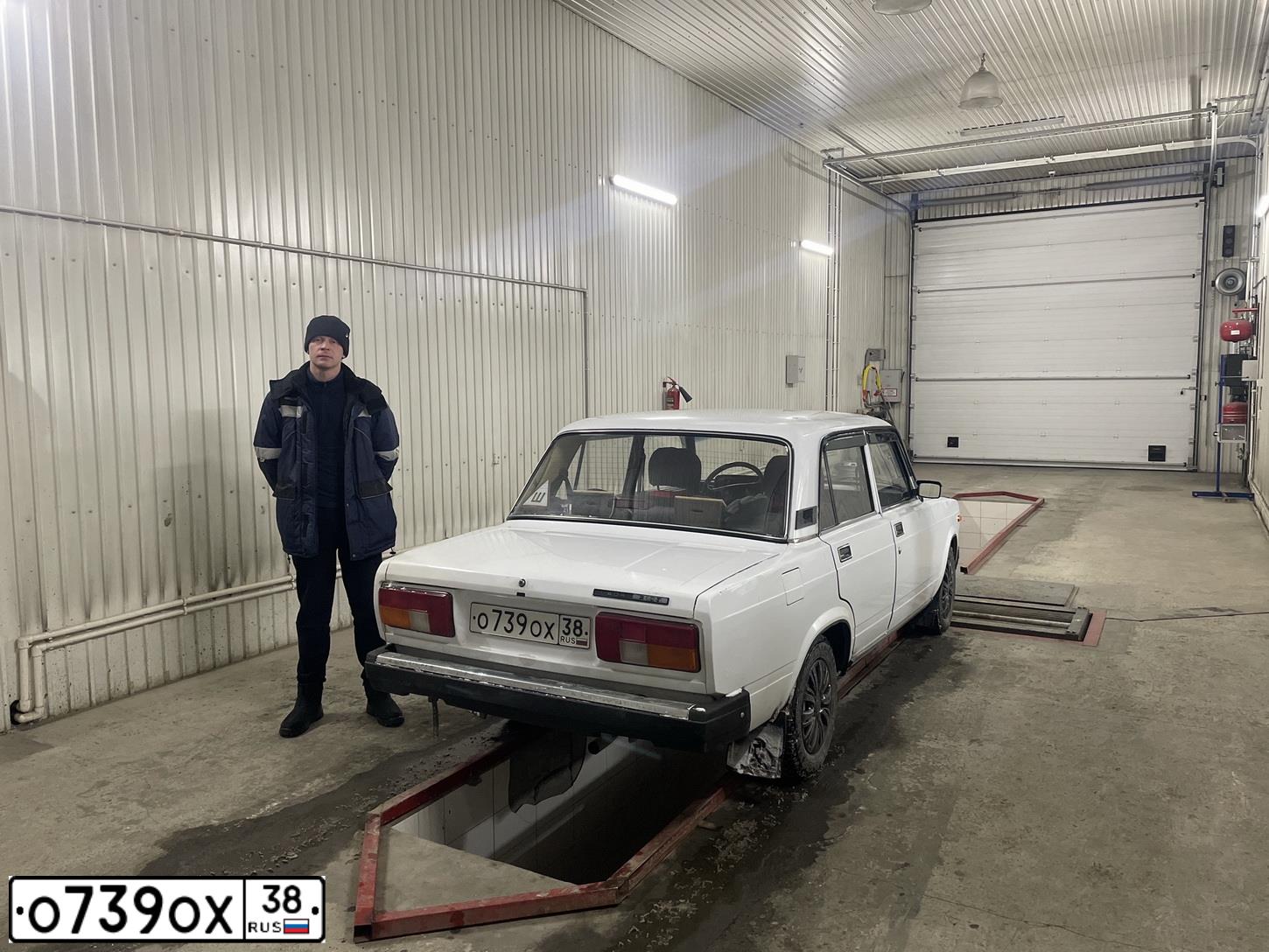 Фото автомобиля LADA 2105, 2005 — госномер С444АХ138. Цвет: ЯРКО-БЕЛЫЙ