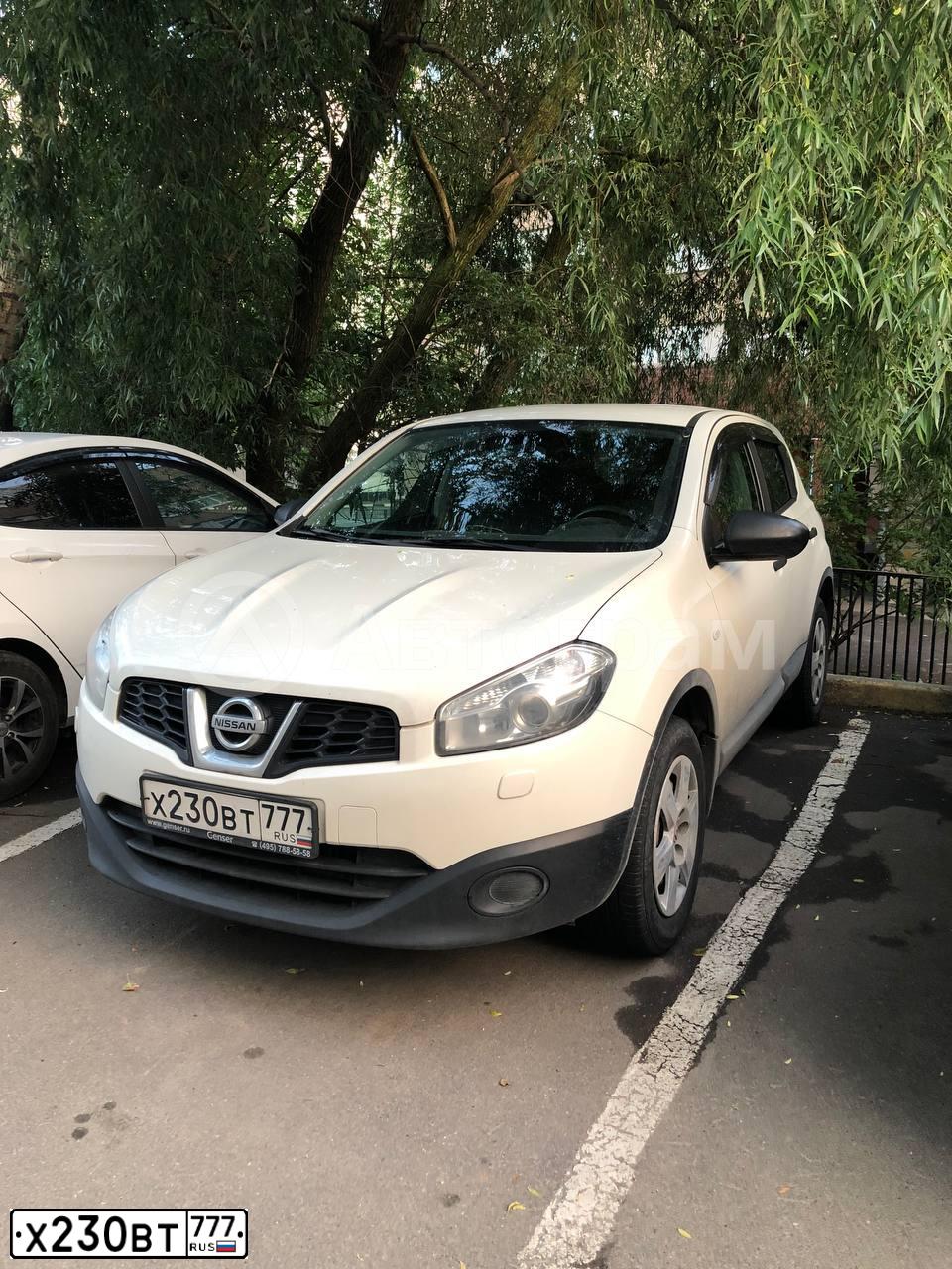 Фото автомобиля NISSAN QASHQAI, 2013 — госномер Х230ВТ777. Цвет: БЕЛЫЙ