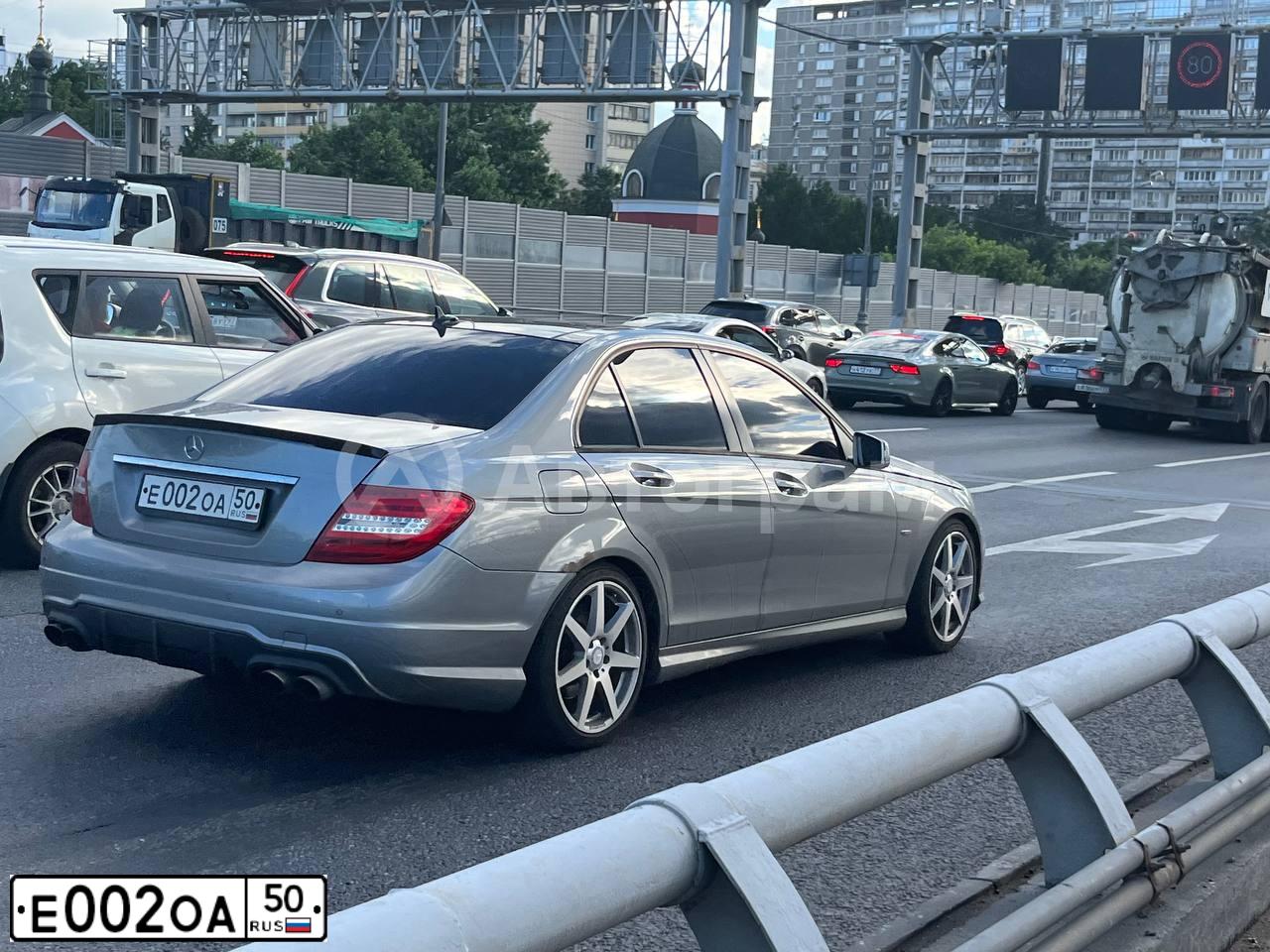 Фото автомобиля VAZ ВАЗ 21065, 1994 — госномер Е002ОА50. Цвет: ЧЕРНЫЙ