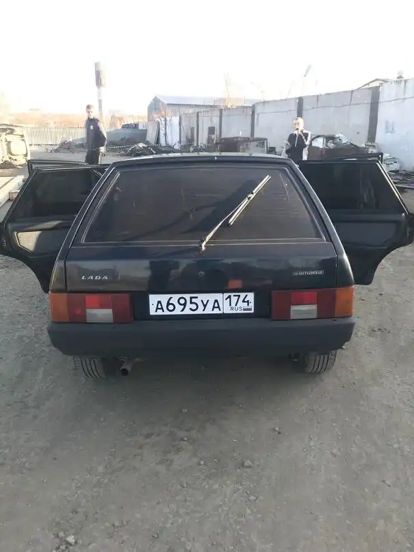 Фото автомобиля LADA 2109 SAMARA, 2005 — госномер Е520ВН774. Цвет: ЧЕРНЫЙ