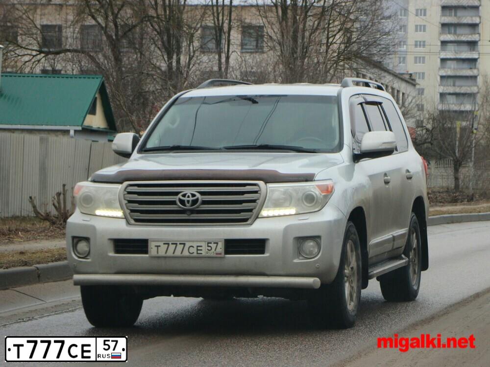 Фото автомобиля TOYOTA LANDCRUISER 200, 2012 — госномер Т777СЕ57. Цвет: Серебристый