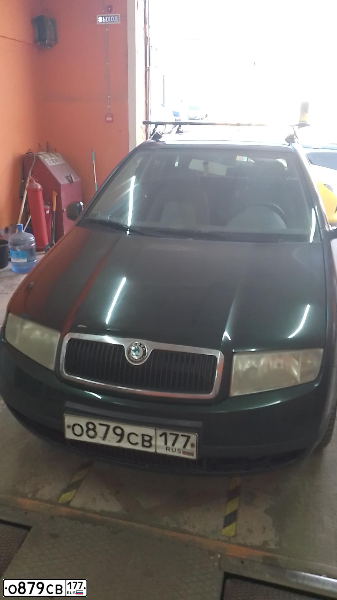 Фото автомобиля SKODA FABIA, 2002 — госномер Е481ХР99. Цвет: ЗЕЛЕНЫЙ