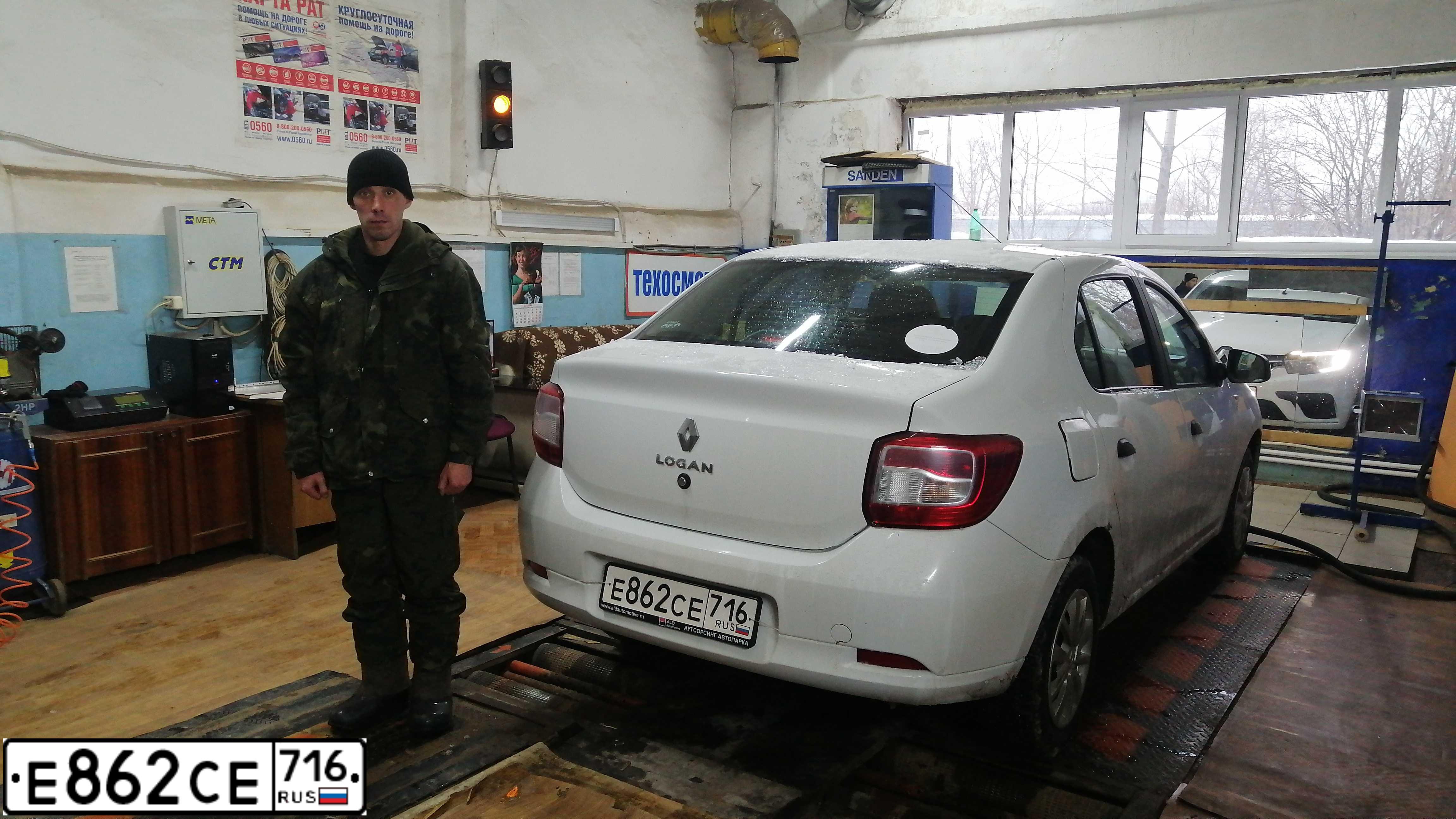 Фото автомобиля RENAULT LOGAN, 2020 — госномер Е707ОВ51. Цвет: Белый