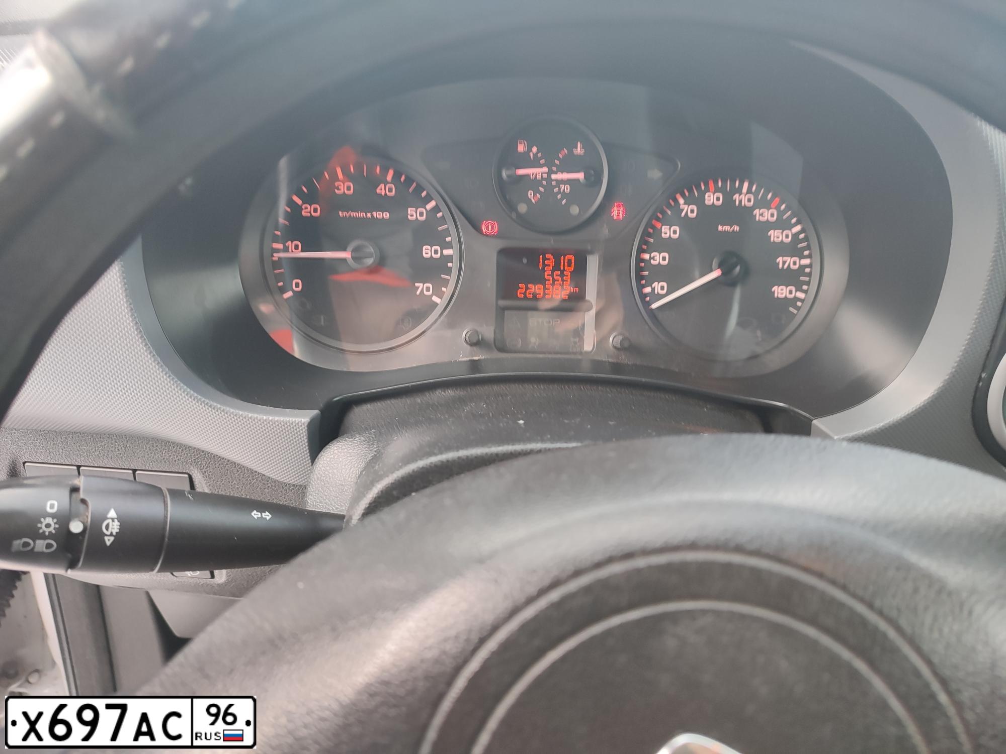 Фото автомобиля VOLKSWAGEN POLO, 2013 — госномер Т840ТХ196. Цвет: БЕЛЫЙ