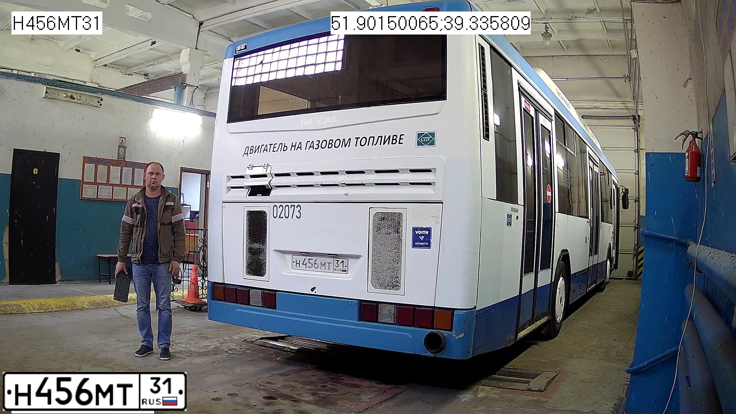 Фото автомобиля NEFAZ 5299, 2013 — госномер Х421КХ76. Цвет: Белый