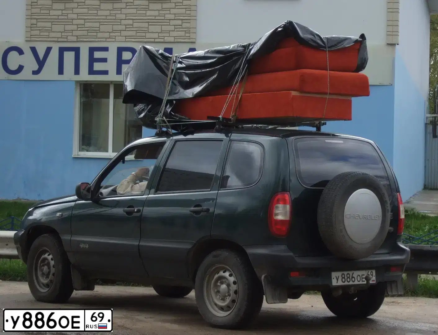 Фото автомобиля CHEVROLET NIVA, 2004 — госномер Н261ХА44. Цвет: ТЕМНО-ЗЕЛЕНЫЙ