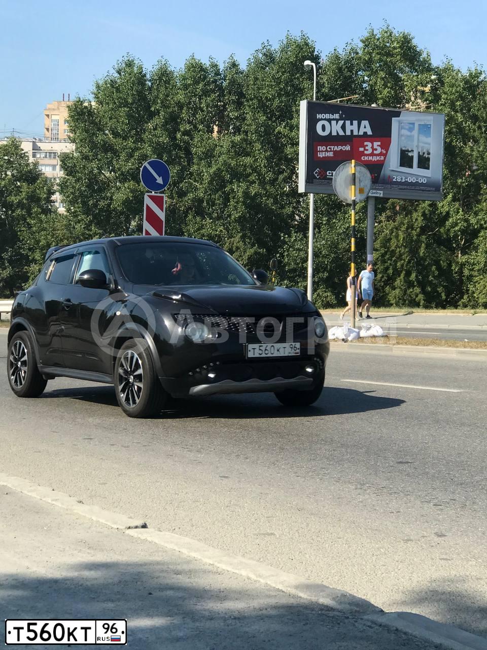 Фото автомобиля NISSAN JUKE, 2011 — госномер Т560КТ96. Цвет: ЧЕРНЫЙ
