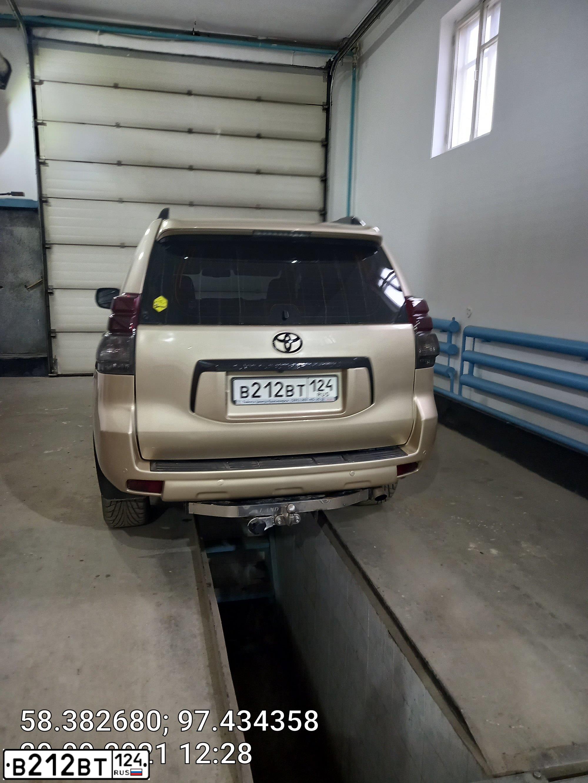 Фото автомобиля TOYOTA LANDCRUISER, 2011 — госномер В212ВТ124. Цвет: БЕЖЕВЫЙ