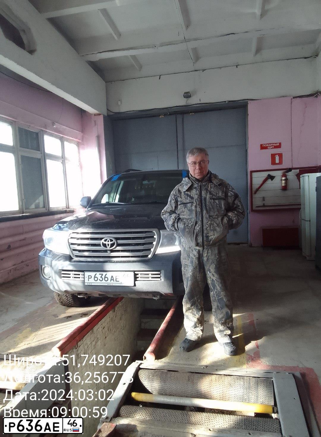 Фото автомобиля TOYOTA LANDCRUISER 200, 2013 — госномер Р636АЕ46. Цвет: ЧЕРНЫЙ