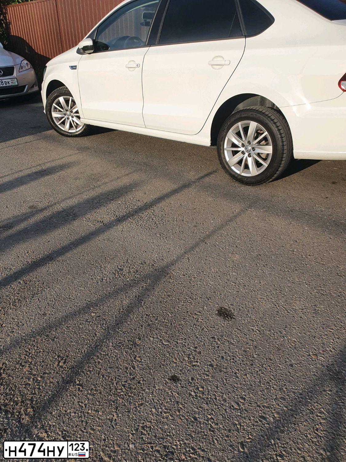 Фото автомобиля LADA PRIORA, 2012 — госномер Е915НН30. Цвет: СВЕТЛО-СЕРЕБ МЕТАЛЛ