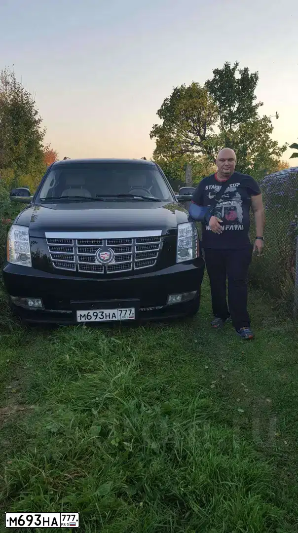 Фото автомобиля CADILLAC ESCALADE, 2008 — госномер Е117МО76. Цвет: ЧЕРНЫЙ