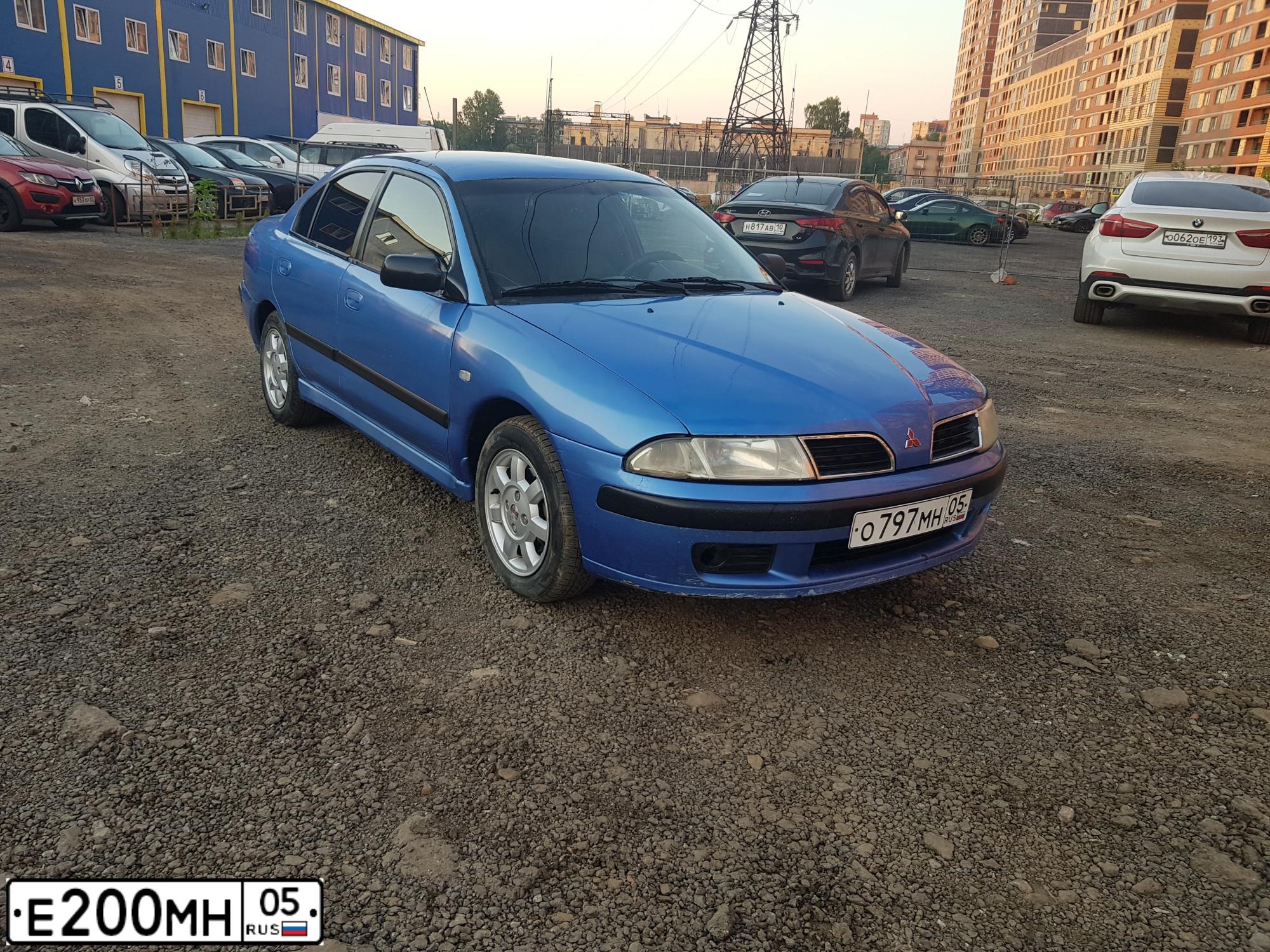 Фото автомобиля MITSUBISHI CARISMA, 1999 — госномер Е200МН05. Цвет: синий