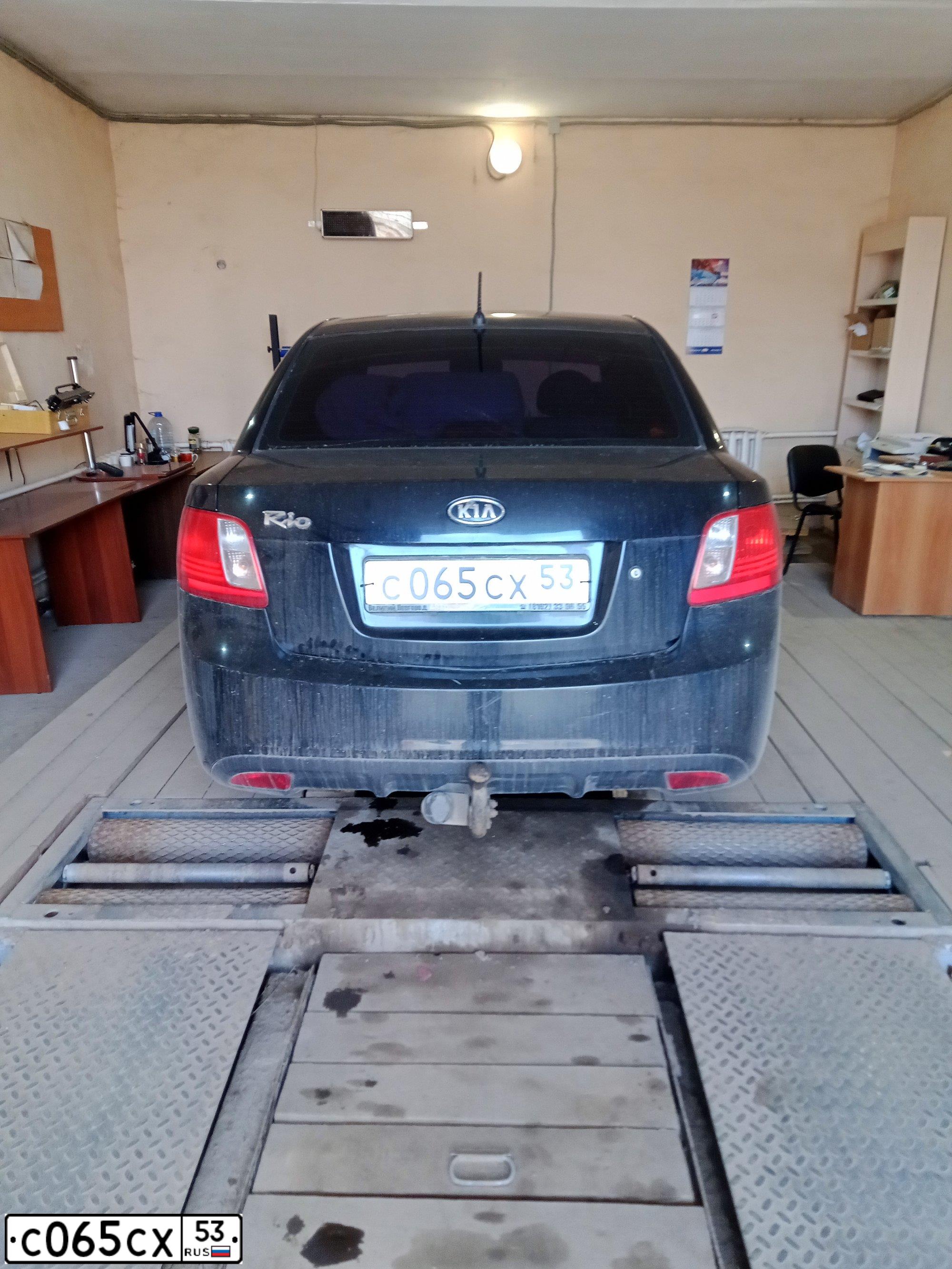 Фото автомобиля KIA RIO, 2010 — госномер С065СХ53. Цвет: ЧЕРНЫЙ