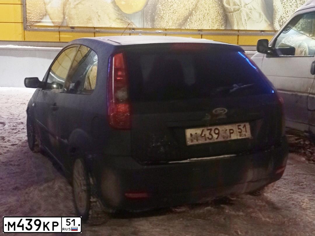 Фото автомобиля FORD FIESTA / ASPIRE, 2005 — госномер М439КР51. Цвет: ЧЕРНЫЙ