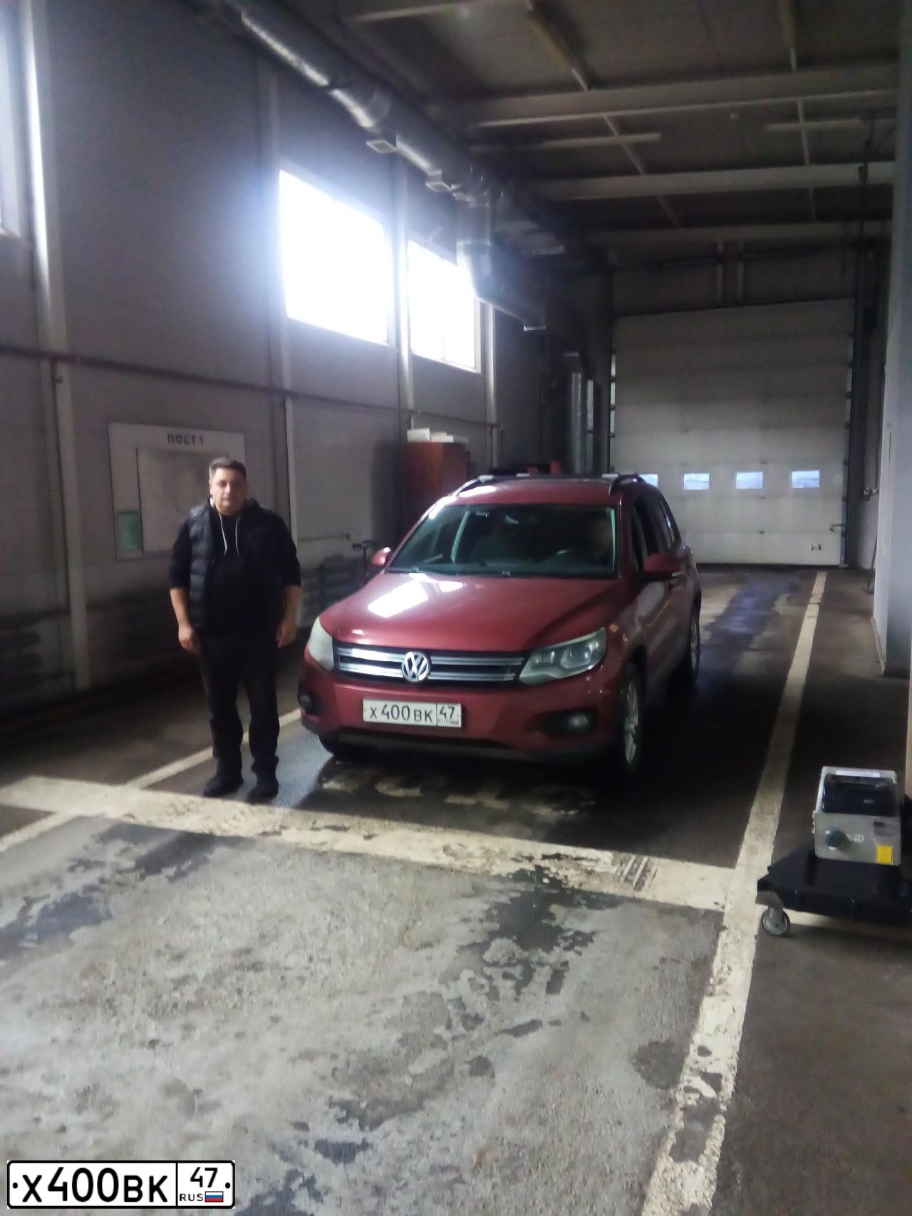 Фото автомобиля VOLKSWAGEN TIGUAN, 2014 — госномер В111СХ47. Цвет: ВИШНЕВО-КРАСНЫЙ