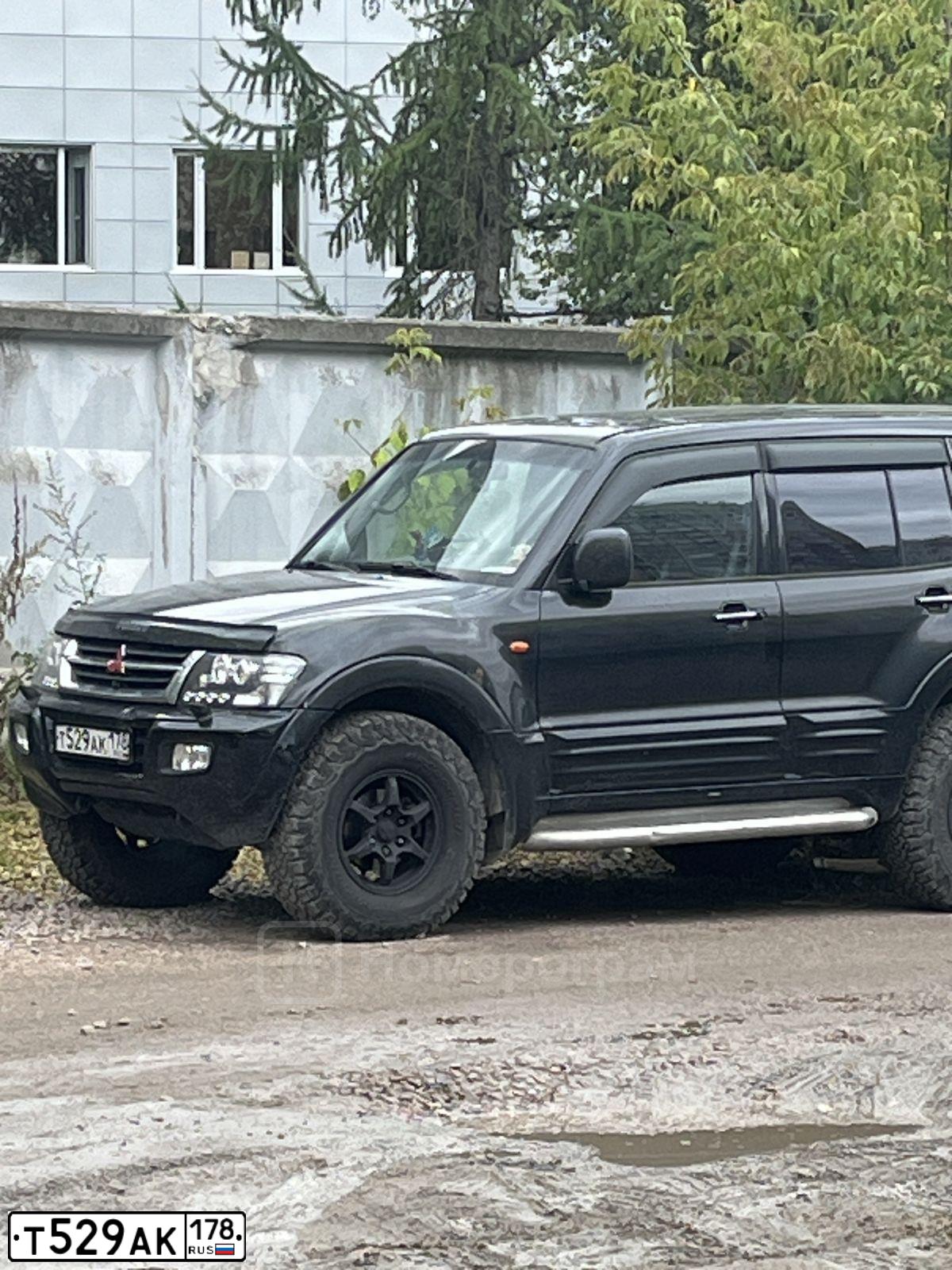 Фото автомобиля MITSUBISHI PAJERO, 2002 — госномер Т529АК178. Цвет: ЧЕРНЫЙ