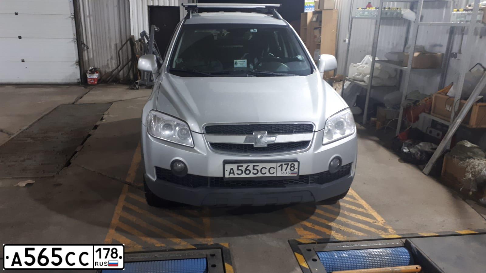 Фото автомобиля CHEVROLET CAPTIVA, 2010 — госномер А565СС178. Цвет: БЕЛЫЙ