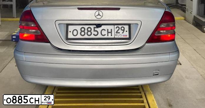 Фото автомобиля MERCEDES C-KLASSE, 2003 — госномер В717ТК147. Цвет: Серебристый
