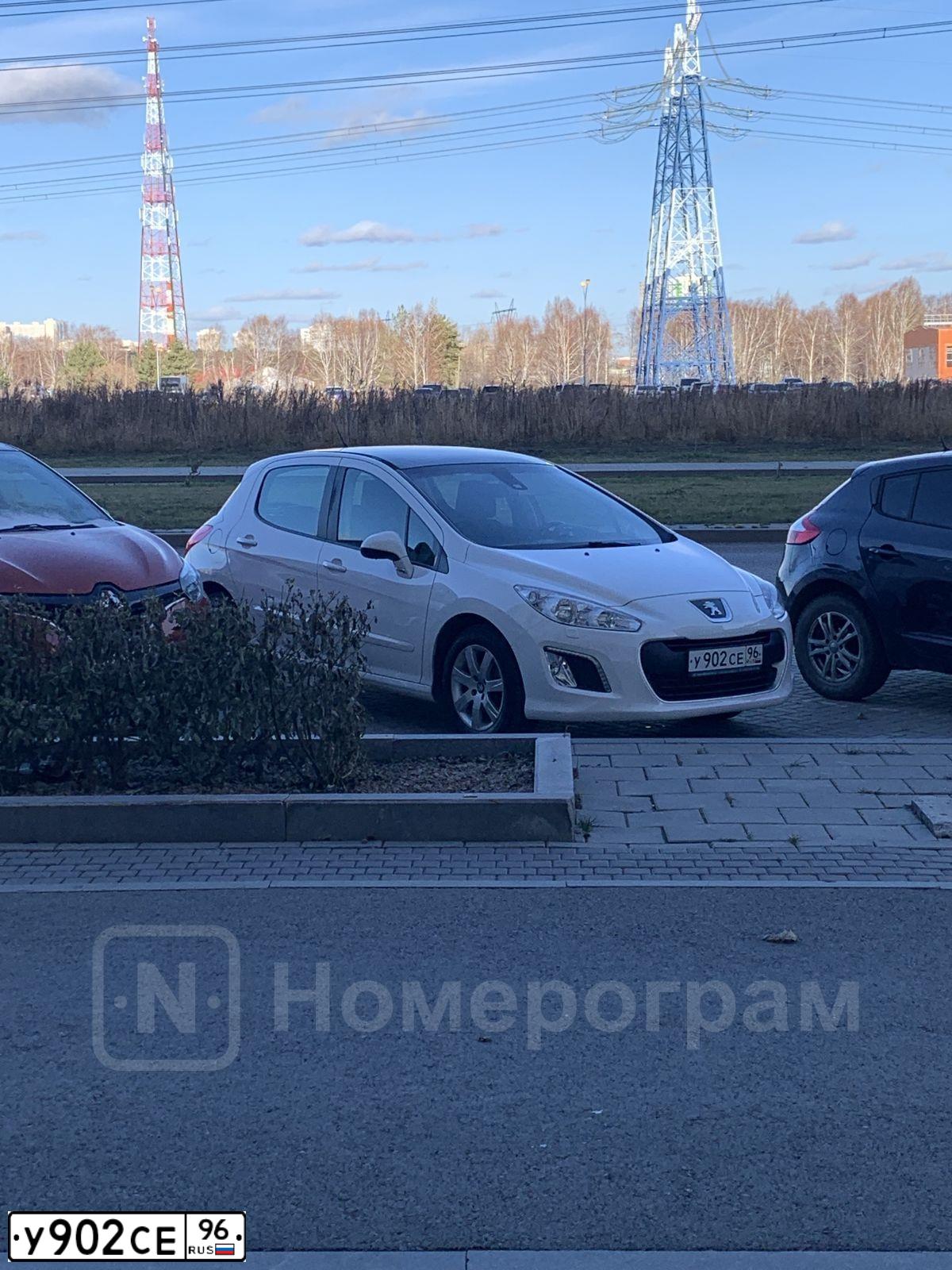 Фото автомобиля PEUGEOT 308, 2012 — госномер У902СЕ96. Цвет: БЕЛЫЙ