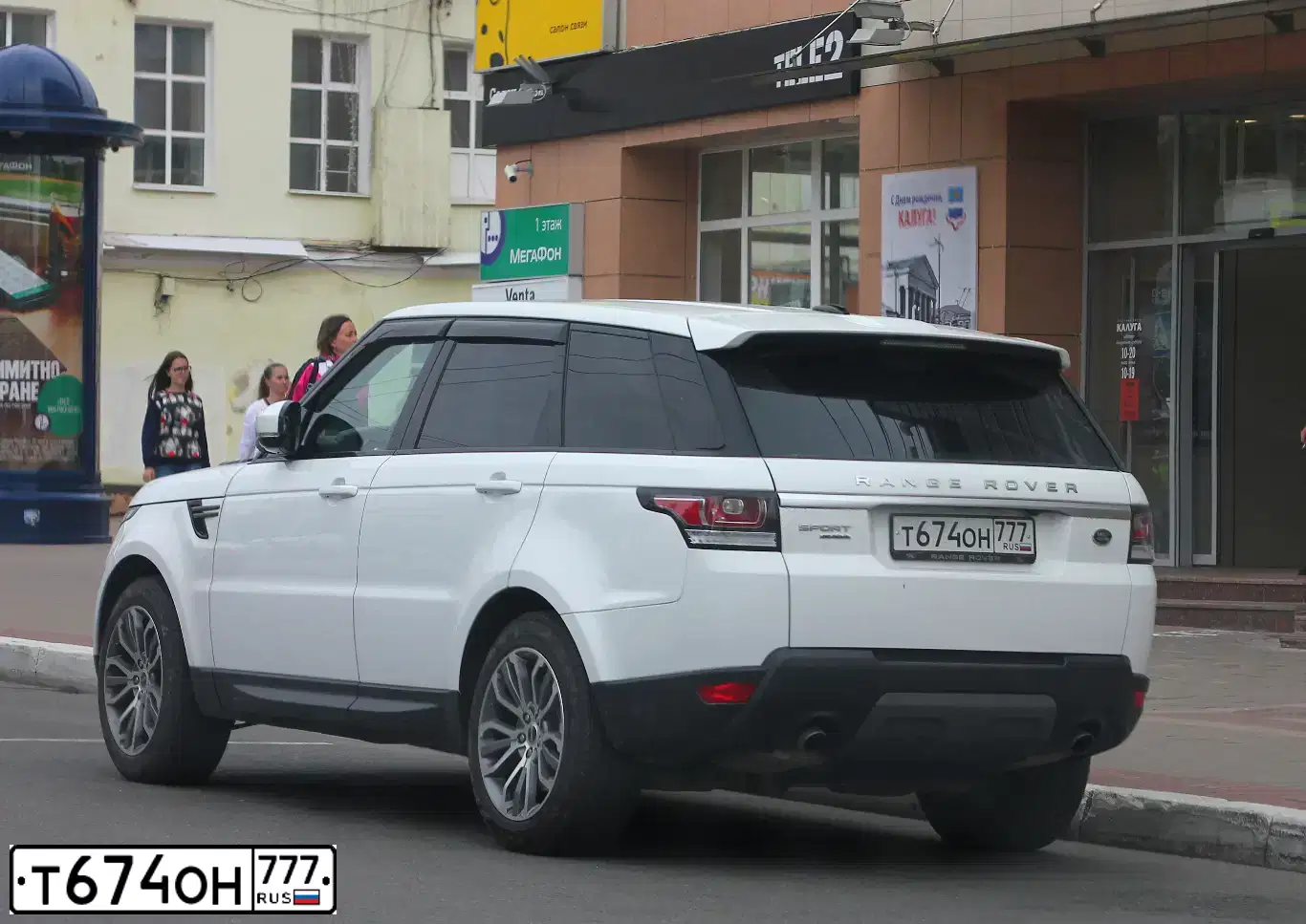 Фото автомобиля LANDROVER RANGE ROVER SPORT, 2013 — госномер Т674ОН777. Цвет: ЯРКО-БЕЛЫЙ