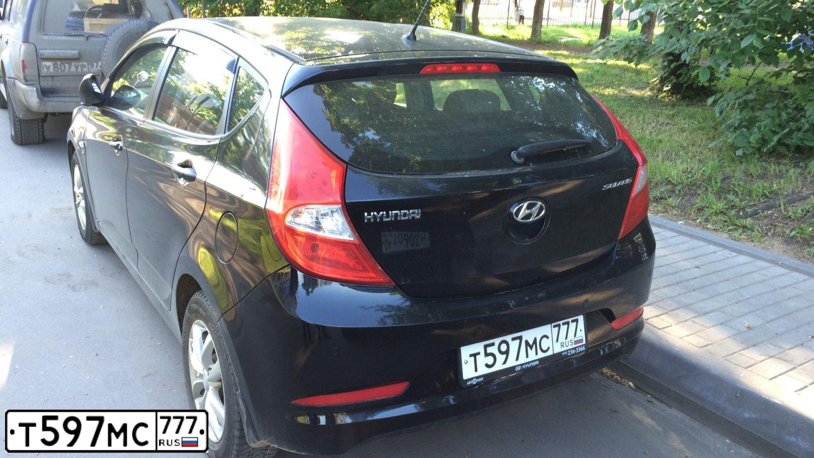Фото автомобиля HYUNDAI SOLARIS, 2013 — госномер Т571МС777. Цвет: ЧЕРНЫЙ
