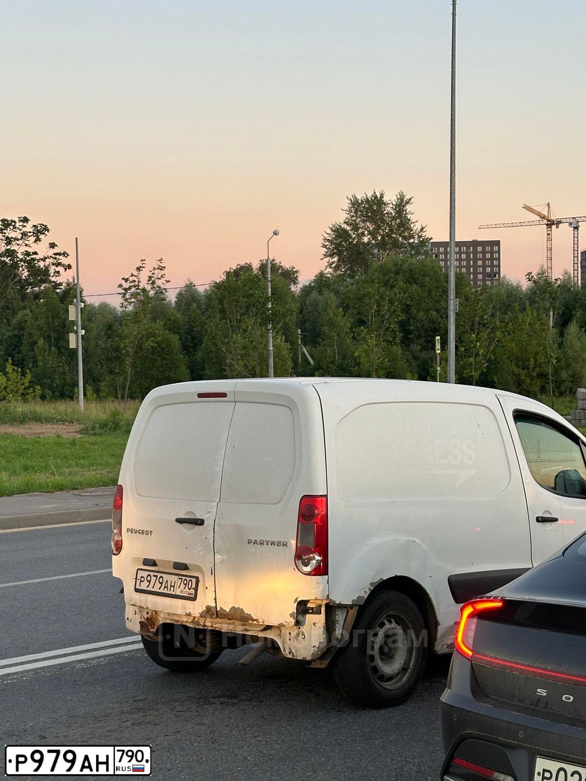 Фото автомобиля PEUGEOT PARTNER, 2010 — госномер Р979АН790. Цвет: Белый