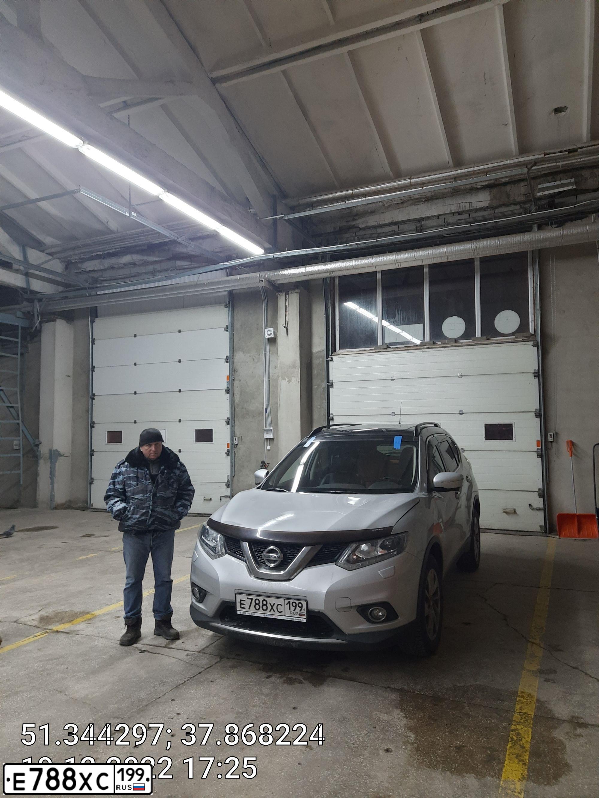 Фото автомобиля NISSAN X-TRAIL, 2014 — госномер Е788ХС199. Цвет: СЕРЕБРИСТЫЙ