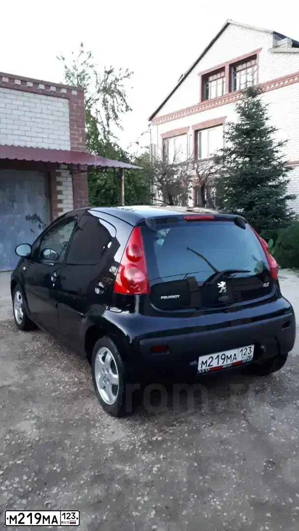Фото автомобиля PEUGEOT 107, 2009 — госномер М219МА123. Цвет: ЧЕРНЫЙ