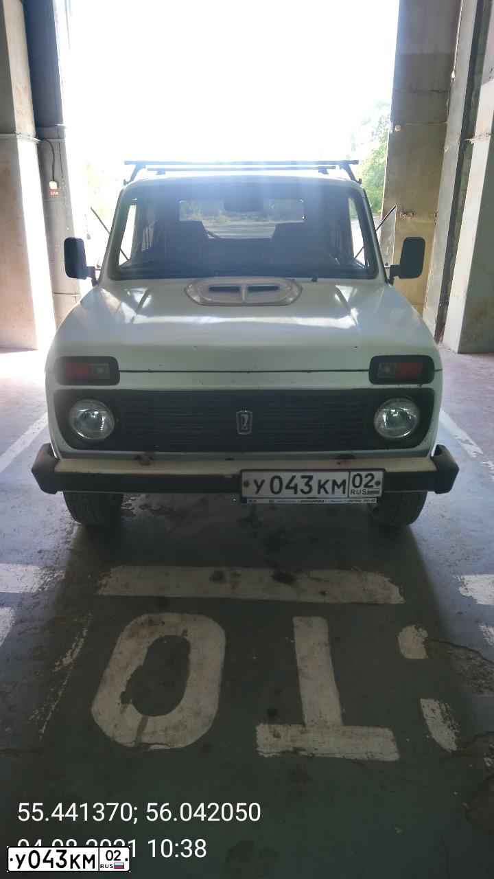 Фото автомобиля LADA 2121 NIVA, 1997 — госномер У043КМ02. Цвет: Белый