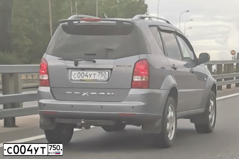 Фото автомобиля SSANGYONG REXTON, 2011 — госномер С004УТ750. Цвет: СЕРЫЙ