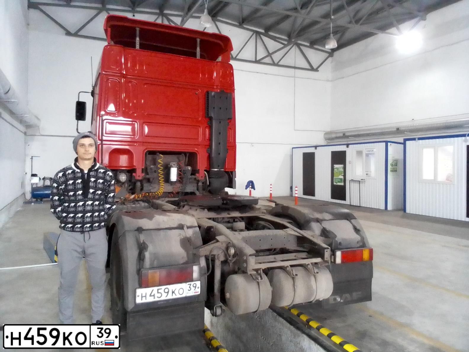Фото автомобиля DAF XF 95 FT /4X2/, 2001 — госномер Н459КО39. Цвет: КРАСНЫЙ