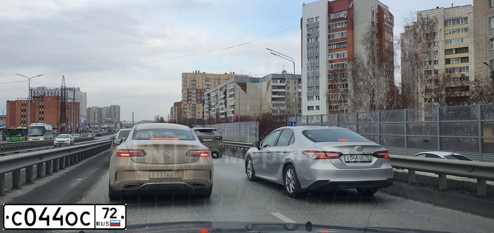 Фото автомобиля TOYOTA CAMRY, 2018 — госномер С044ОС72. Цвет: Серебристый